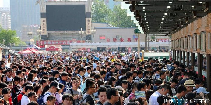 五一乘客买了票却上不去车，铁路工作人员表示：有人到站不下车！