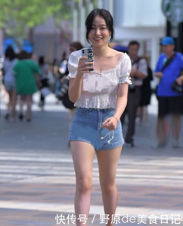  [T恤衫]街拍：宽松的白色T恤衫，搭配牛仔热裤，性感而清凉