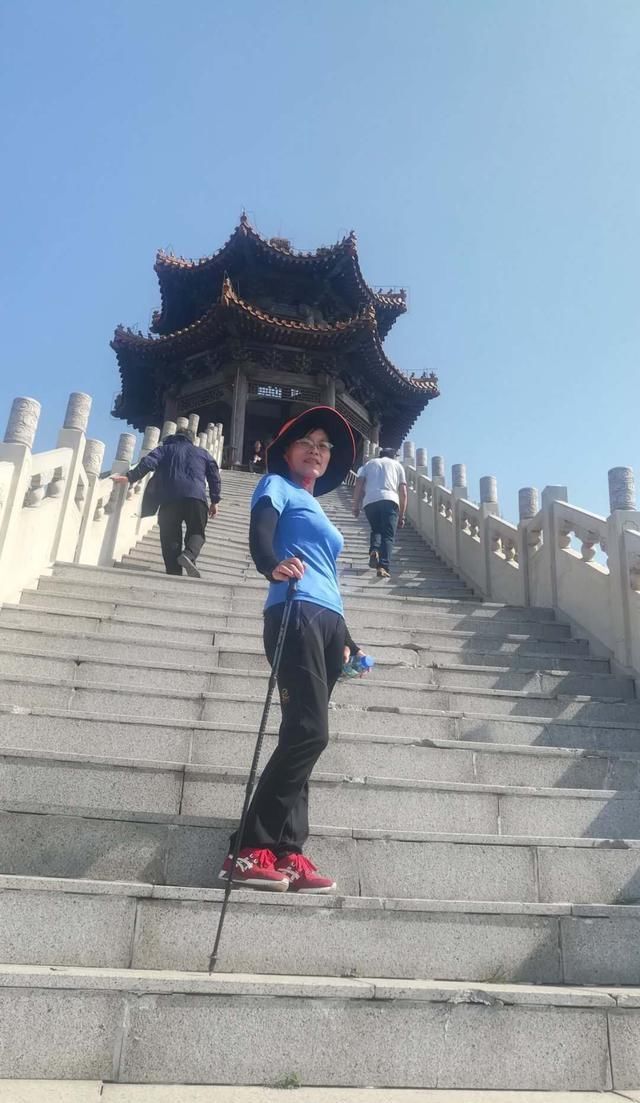 河北的小黄山，仅比泰山低一百多米，深秋是看红叶的最佳去处