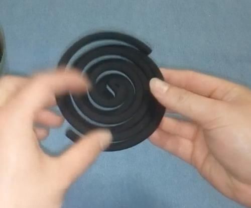  两片蚊香@蚊香分离不是靠慢慢掰开的，简单一步，可以让蚊香自动分开不会断