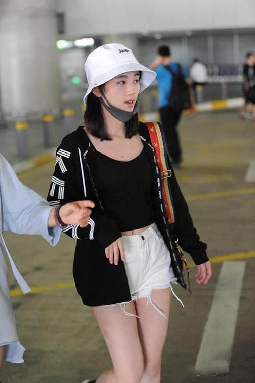 不愧是“四千年美女”，每张图都很惊艳，小鞠是越来越撩人了！