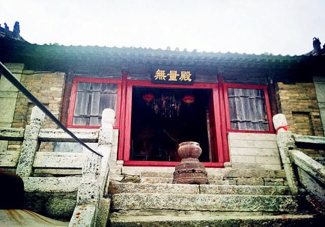 陕西西安终南山第一峰非常神奇，千斤铁庙坐山巅，山势险峻景色好