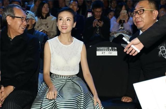 董洁真放肆! 穿的蕾丝透视装明明很透 网友: 还假装不知道!