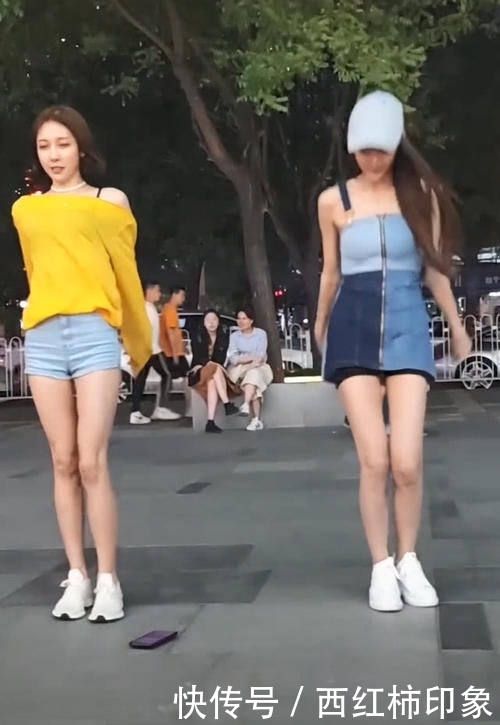  cm：闺蜜穿一样鞋，因下装不同，腿长一个90cm，一个1米8绝了！