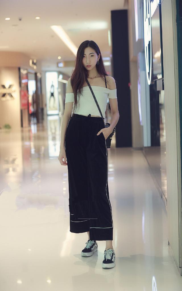 街拍：街头“辣妈”们搭配一件露脐装超性感，穿出了别样的风情