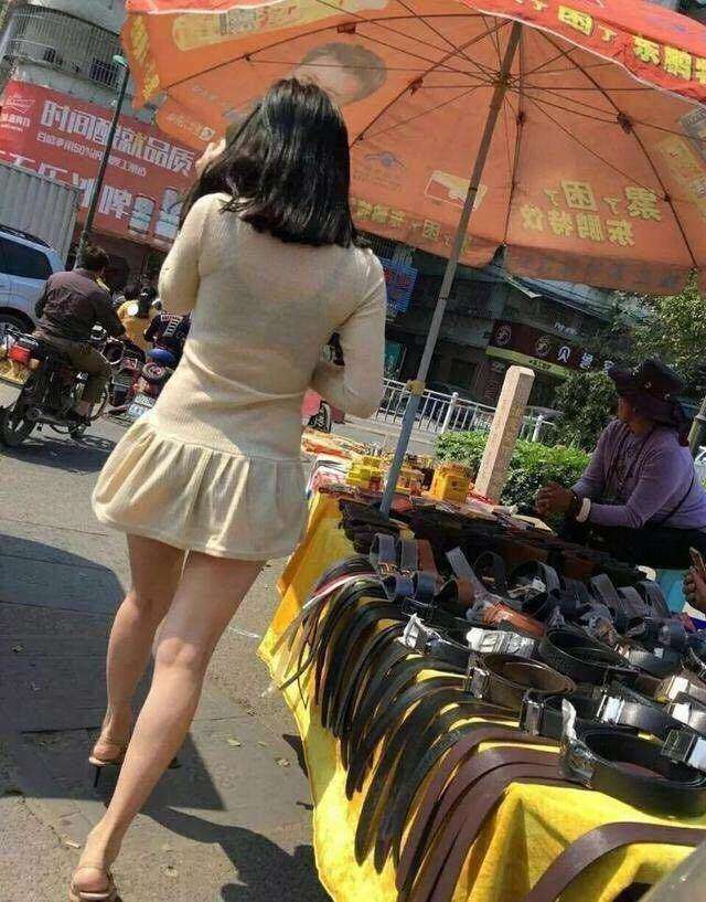 街拍: 穿透视装的小姐姐, 一切都看得清清楚楚