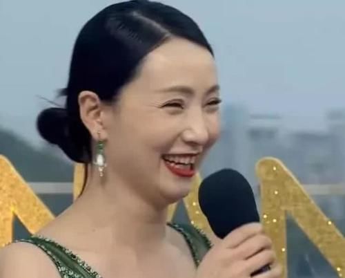  [徐峥]徐峥带老婆手挽手走红毯，关掉10级美颜，曝光陶红真实颜值！