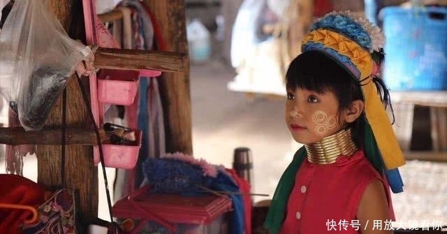  族群■缅甸神秘的族群，女孩5岁开始就带上了铜环，洗澡用稻草塞进去洗