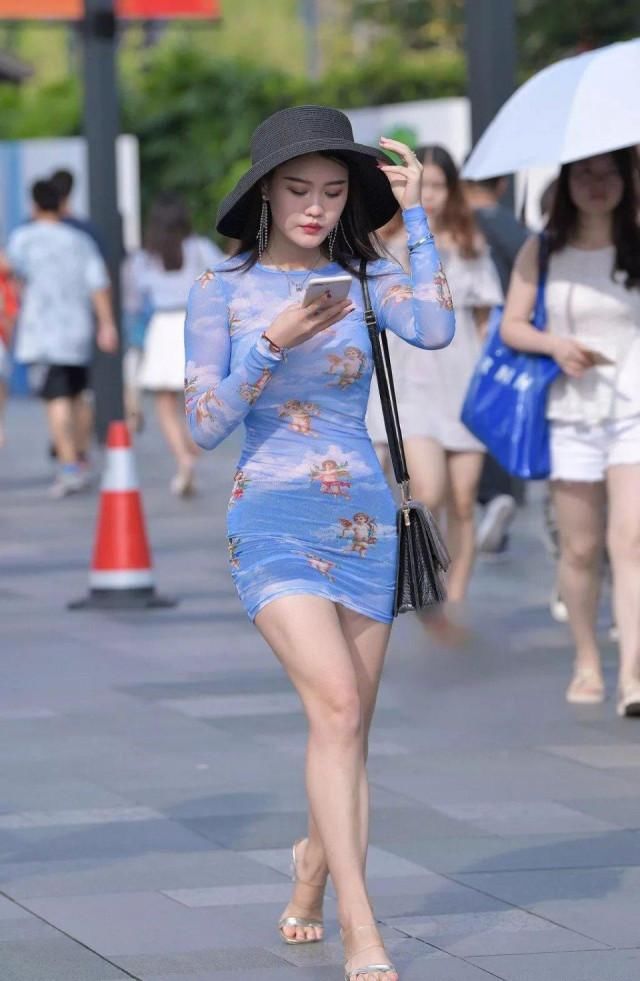  印满|表姑妈一把年纪了还学人“装嫩”, 穿包臀裙还要印满卡通公仔