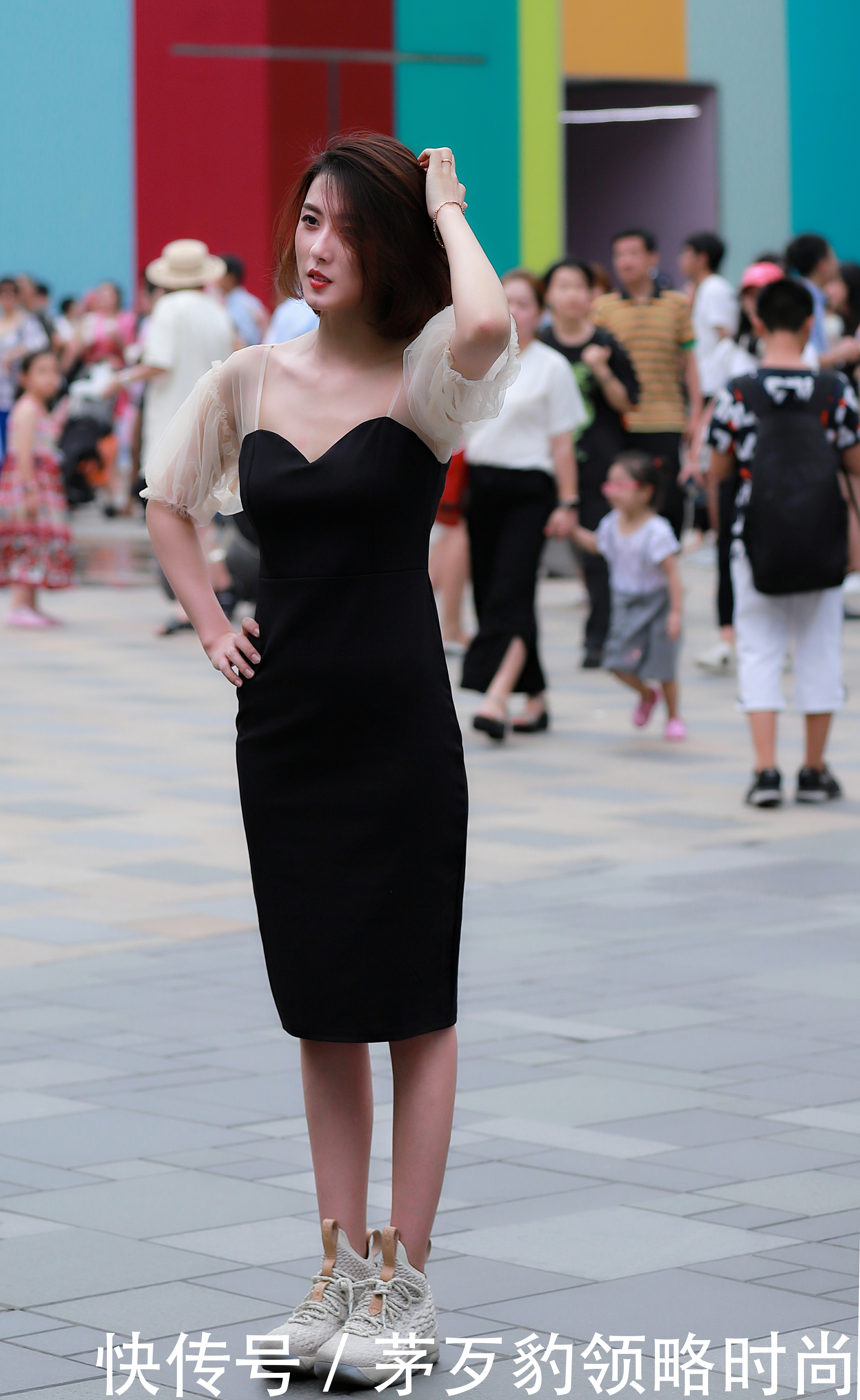 黑色紧身连衣裙的勾勒出这位美女身材,成为街头一个亮点!!