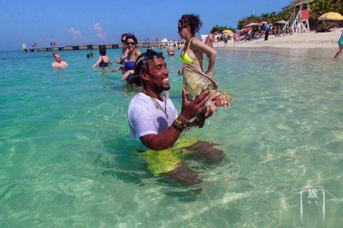 硬生生被成为黑人的北美国家：满街黑人行走，原住民曾是黄种人