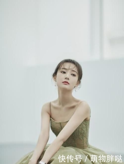 # 李一桐穿着#却敢挑战吊带抹胸裙,看到后背的裙带我懂了,李一桐只有82斤