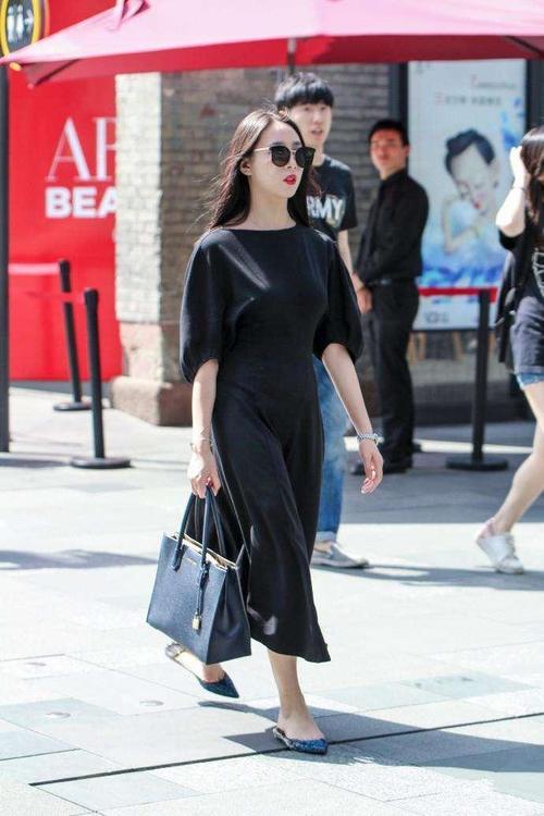 成都街拍：非常漂亮的小姐姐，甜美的微笑真是太撩人了！