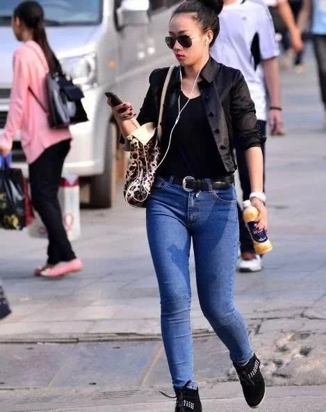 街拍:身材微胖的牛仔裤美女,完美的展现出女人的魅力