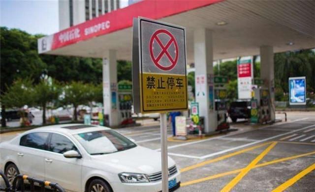 停在车位里的违章