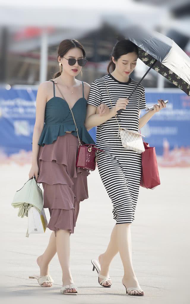 街拍：高挑苗条动人的小姐姐，穿着看起来既简约又时尚很美好！