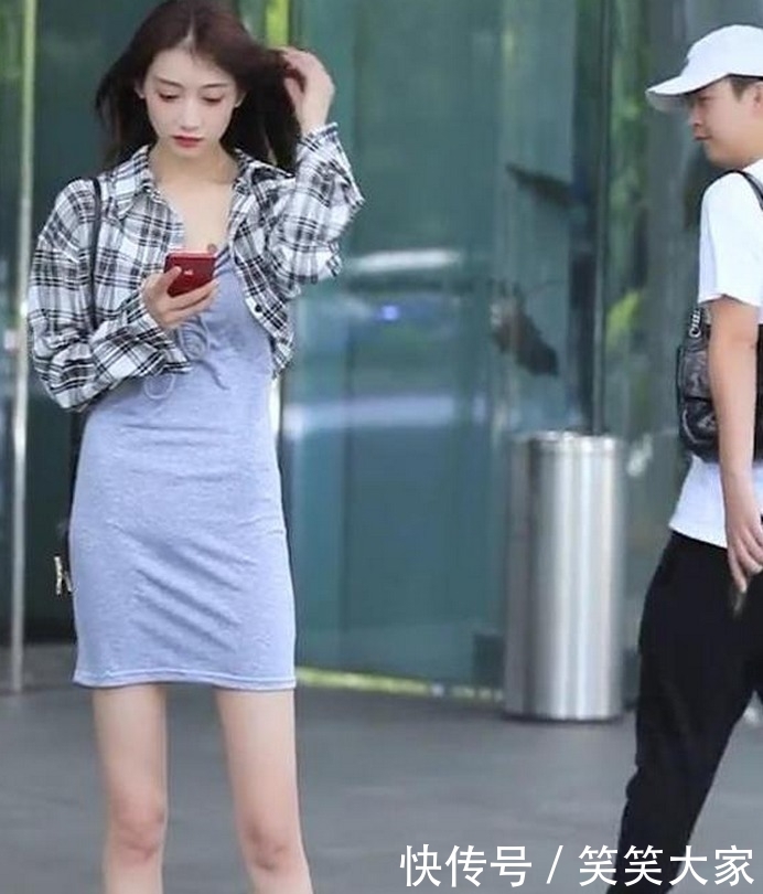 「穿搭」街拍:旁边的小哥哥别看了,在看女友都要生气了!