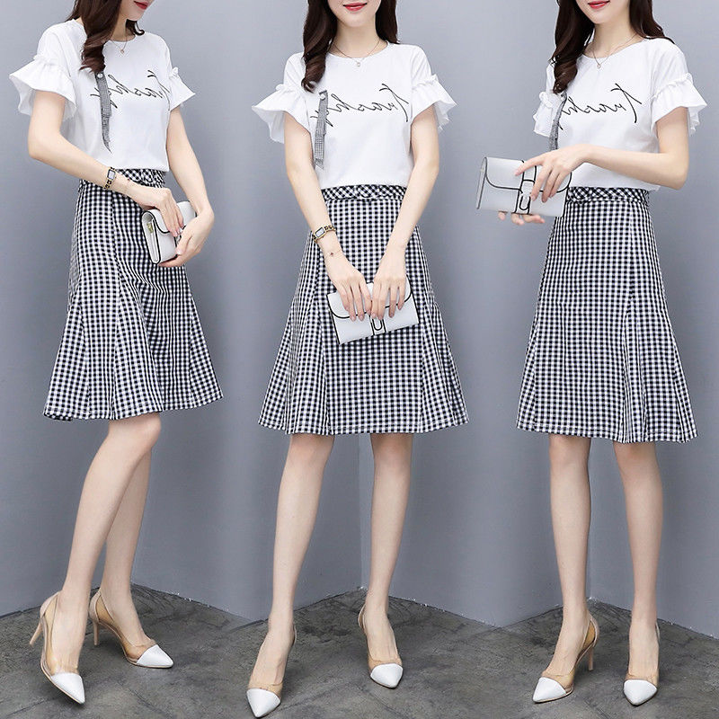 周末走亲戚，穿上新买的时髦套装，都夸我年轻漂亮，越来越会打扮