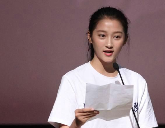 20岁关晓彤和19岁程潇同穿休闲装，网友:谁身材好一眼就能看出!