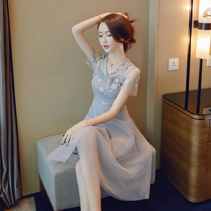 如今女人是真敢穿!“若隐若现”网纱裙真是美的人心醉，美嫩减龄