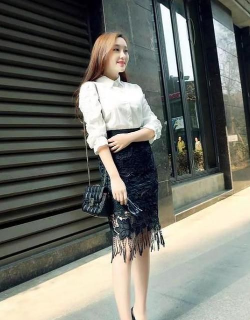  「蕾丝」街拍：如花似玉的小姐姐，一条白色的蕾丝连衣裙，青春活力气息