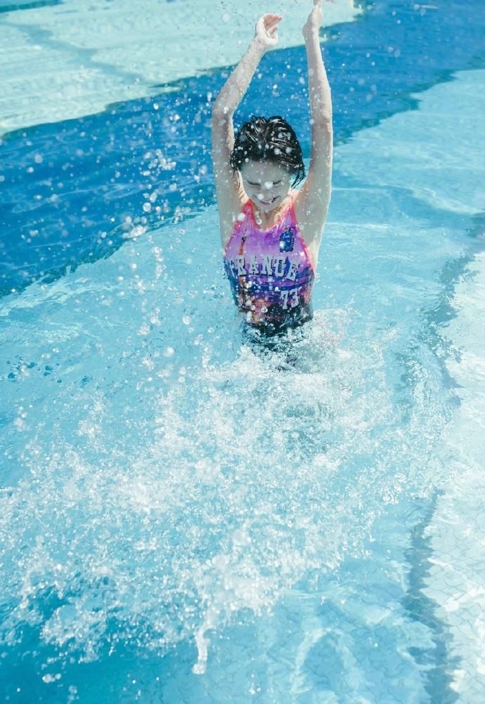 短发泳装美女泳池湿身诱惑写真图片