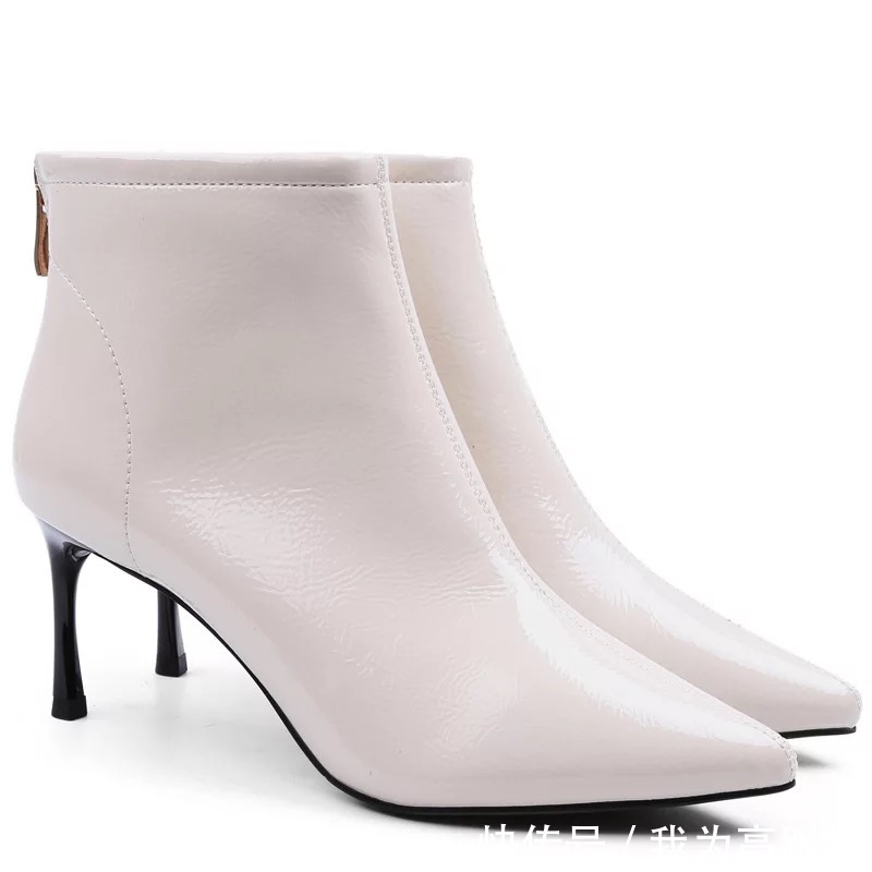 走线精致的没有任何装饰的短靴高跟鞋