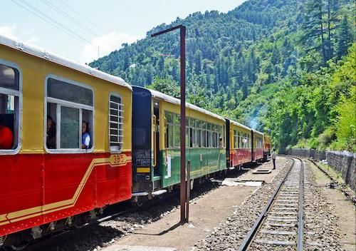  [车站]印度的火车与我们想象中并不同，车上不“挂人”，设施也