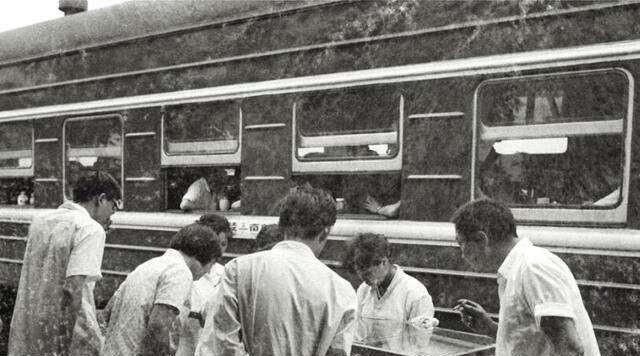  [回忆]这一组绿皮火车的老照片，承载了我们太多太多的回忆