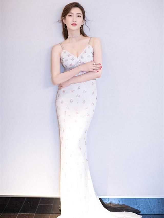 秦岚再穿鱼尾裙，细腰美臀展风情，女神们都爱不释手！
