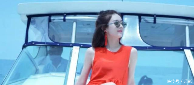 劳模赵丽颖终于开始休息了,晒海边度假照,小蛮