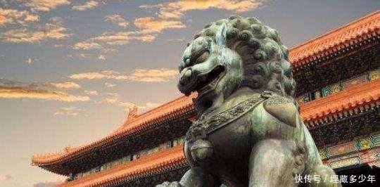 故宫旁边有个石狮子，游客不愿靠近，当地人也劝游客不要拍照