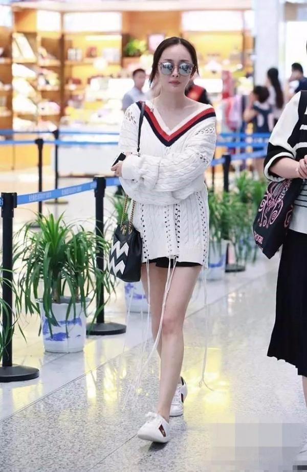 离开高跟看女神，赵丽颖尴尬身材55分！