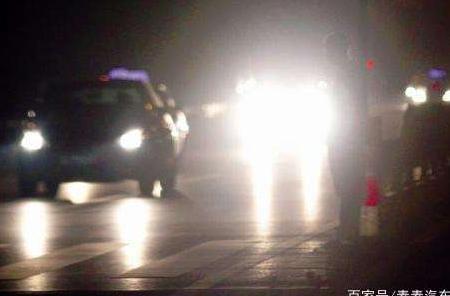开车时，遇到对方司机开远光怎么办呢？老司机：这招解气又解恨！
