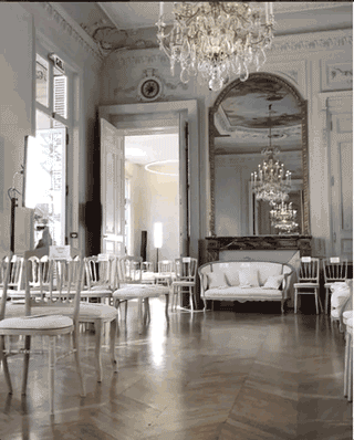 花团包围脸庞，羽毛变成云朵，世界上没有Valentino不敢做的少女