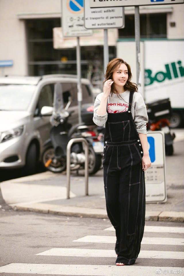 郭碧婷出席活动，礼服上半身开好大，网友：以前的清纯气质全没了