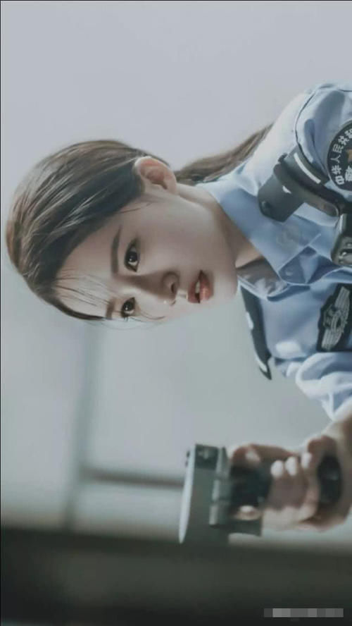  『勒出』李沁的“警服照”火了！一根皮带勒出细腰，终于相信她只有85斤