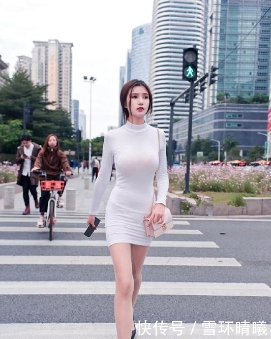 气质:美女街拍:打扮时尚的小姐姐,显露出了性感的身材,还很有气质!