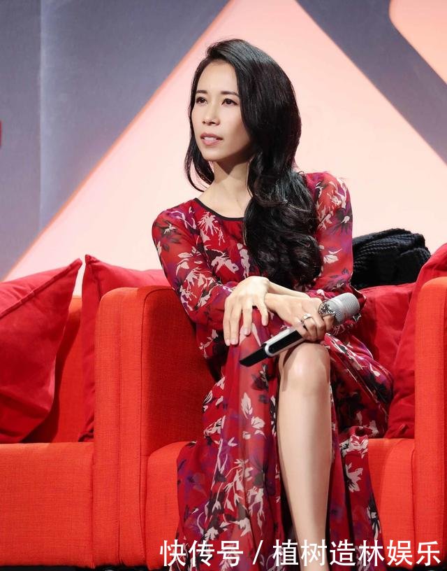 曾经的性感女郎莫文蔚,如今却被旁边男助理抢了风头