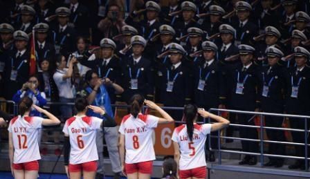 『军运会』军运会美国女排队员似大妈 体型肥硕小肚子明显 真是来打球的吗?