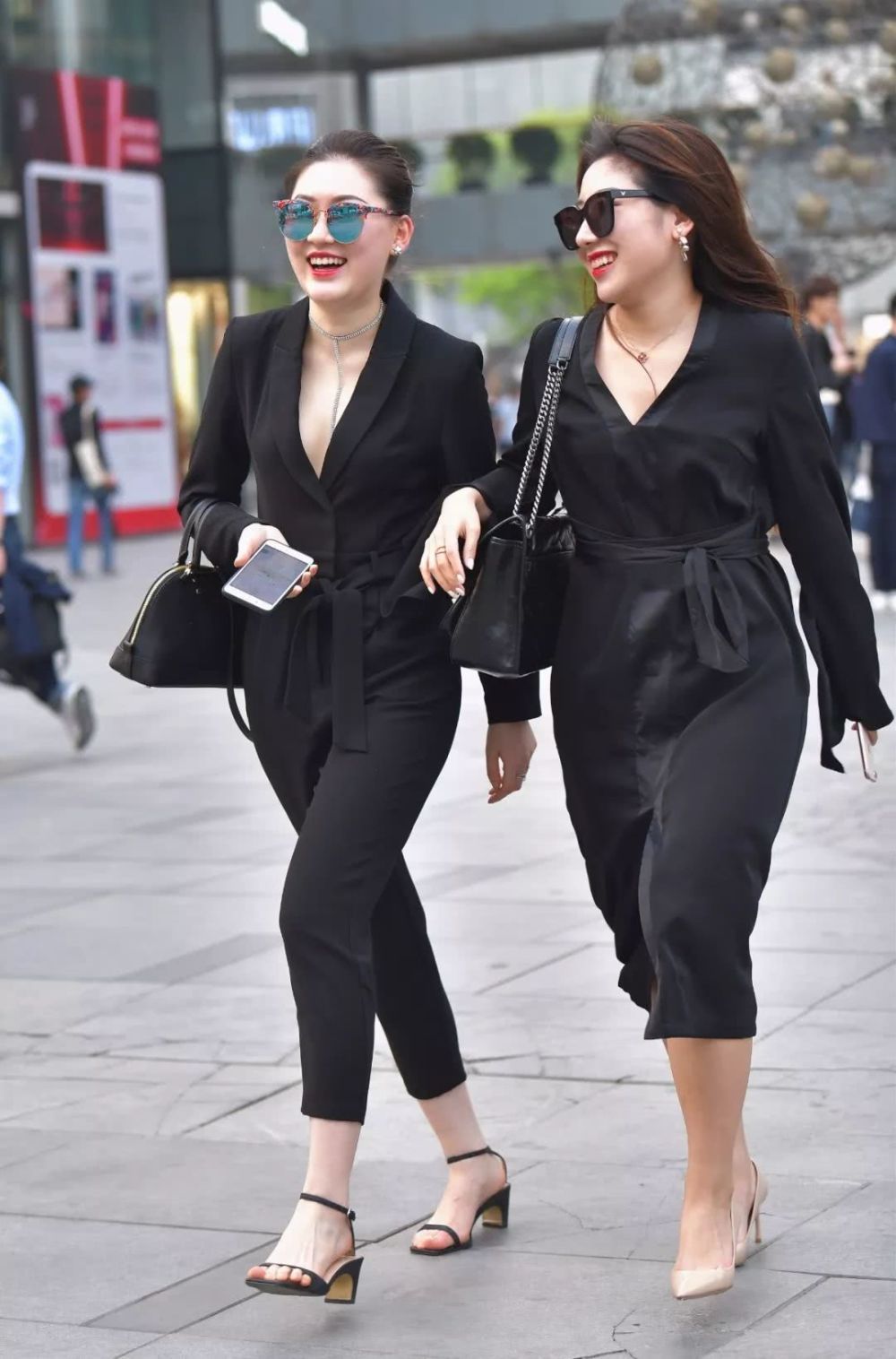 街拍美女：气质大姐姐，很开心啊