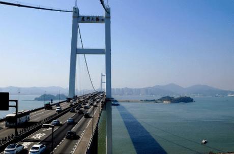 我国第一座大型悬索桥：耗资30亿却成堵车胜地，最长堵过5小时