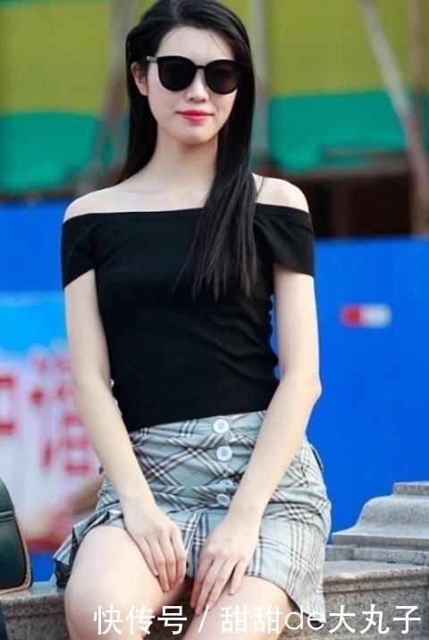 「辣妈」辣妈一字肩格子裙,清爽又减龄,魅力混搭风