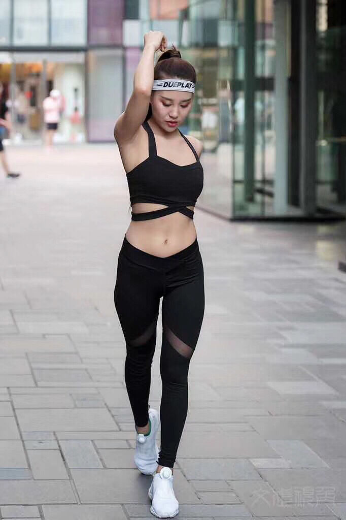 80%的人都没想到，打底裤+运动鞋的搭配，最时髦的味道