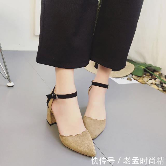  『去年』去年的高跟不要穿了，今年流行这些，显腿长又实穿