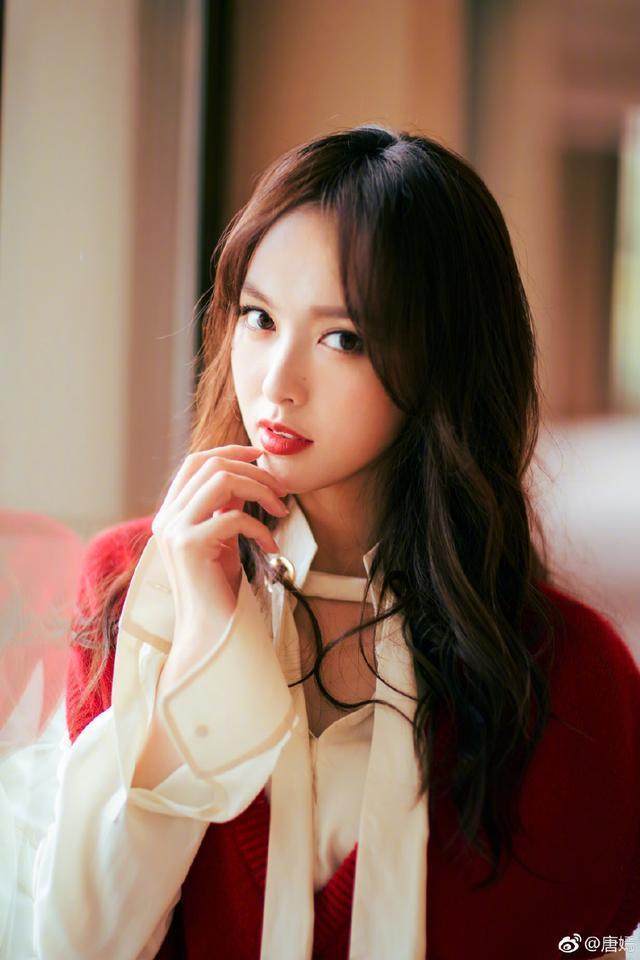 唐嫣真厉害! 穿的吊带裙空荡荡的 网友: 这尺寸没得遮太小了!