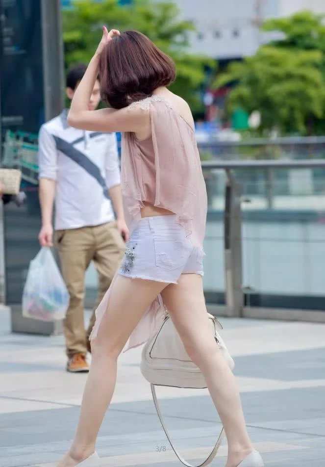 时尚短发墨镜美女，雪纺衫配热裤秀迷人长腿，旁边的大姐都忍不住