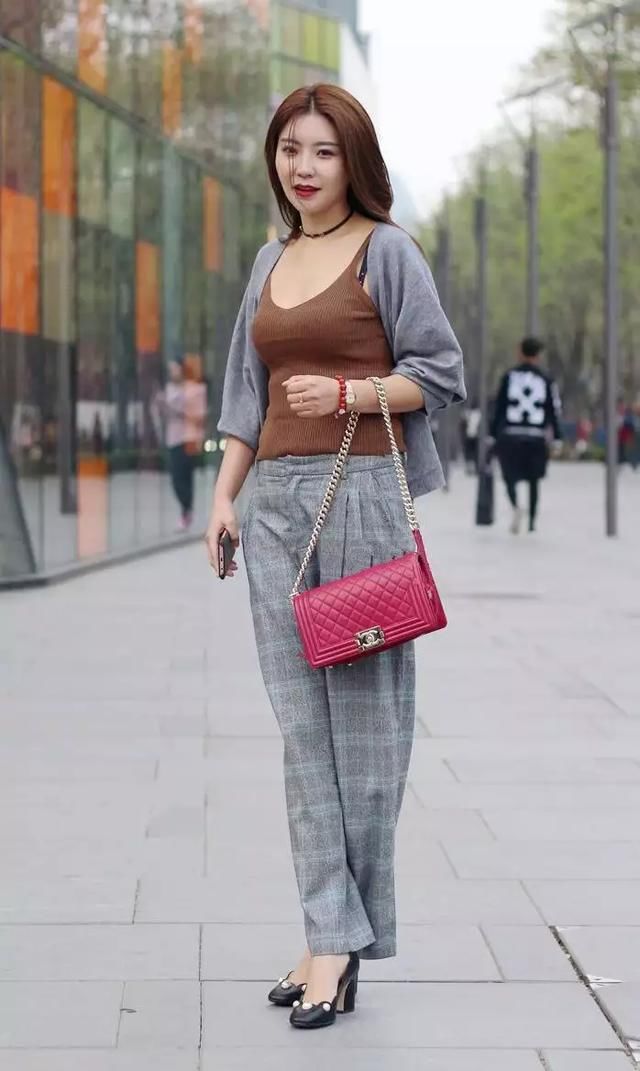 国内街拍 美女吊带连衣裙 腰细腿长很“性感”走到哪儿都出众