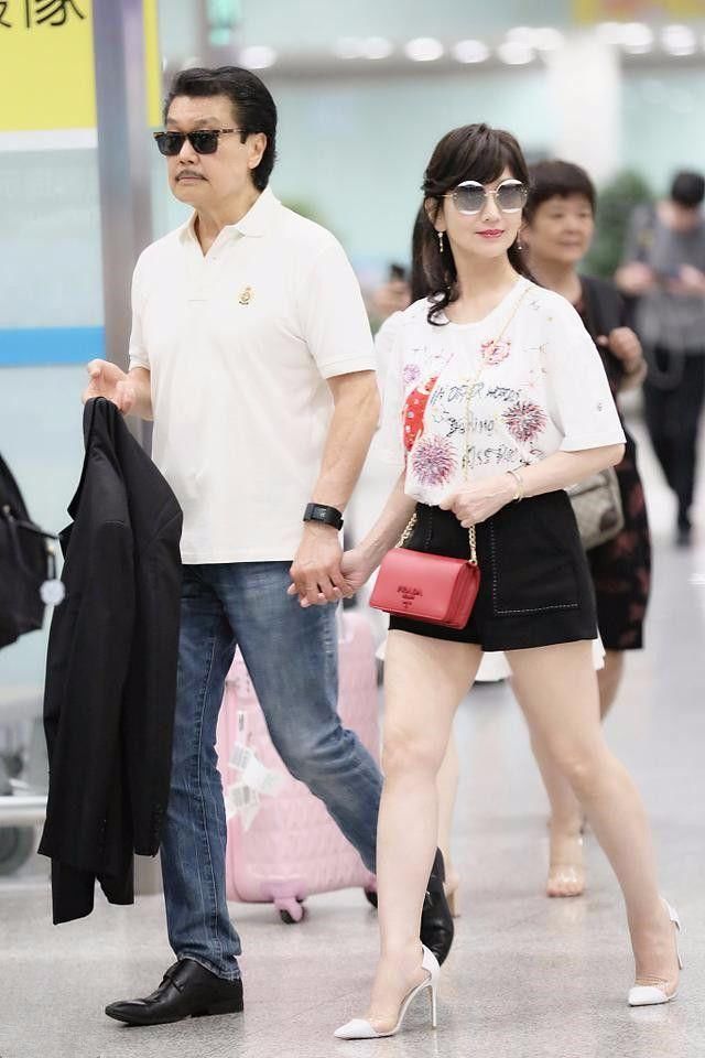 64岁奶奶也疯狂!赵雅芝不止穿短裤秀美腿，还踩10厘米高跟鞋!