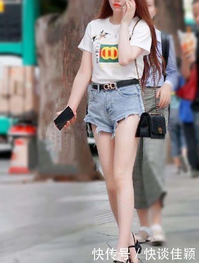  『女人味』街拍基础款热裤的穿搭，修饰双腿线条，彰显女人味